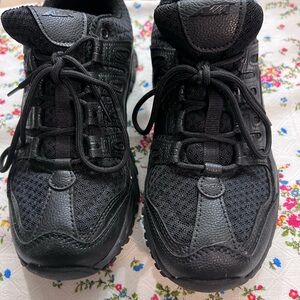 Avia men’s black work shoes. No slip